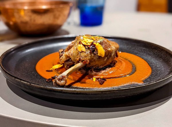 Comment découvrir lors d'un séjour touristique, les origines et les spécificités du confit de canard ?